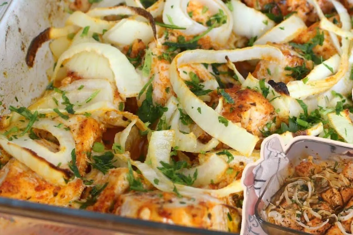 Frango assado na manteiga, que fica delicioso, suculento e douradinho, com um preparo prático