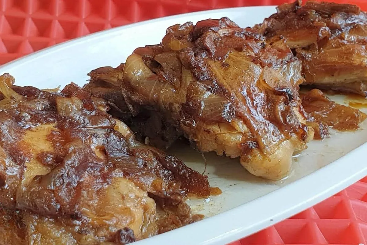 Frango assado na panela de pressão muito suculento e saboroso