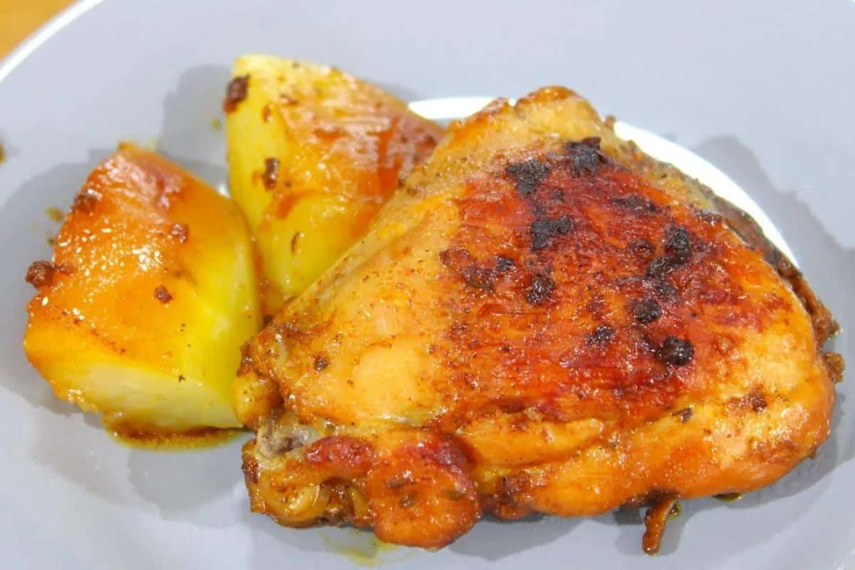 Frango assado na panela que fica muito gostoso e combina com qualquer dia da semana