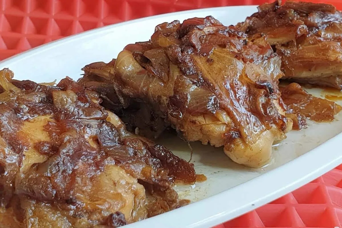 Frango assado na panela que fica muito saboroso e suculento para seu almoço