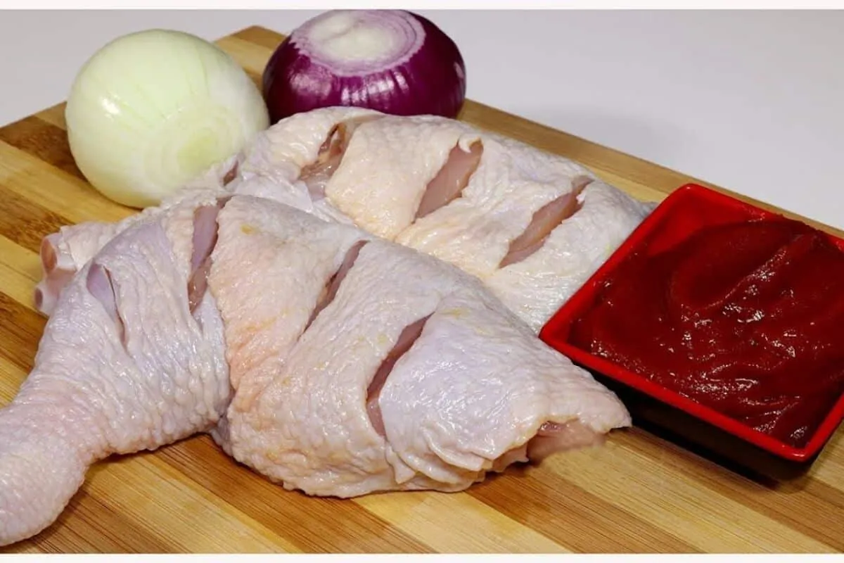 Frango assado: não faça coxa com sobrecoxa antes de ver esta receita suculenta