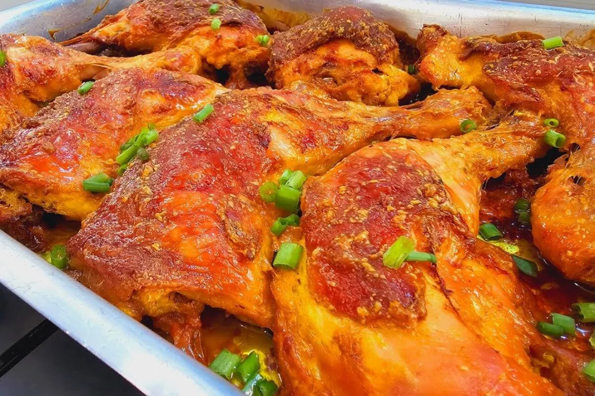 Frango assado no forno que fica suculento por dentro e uma casquinha crocante