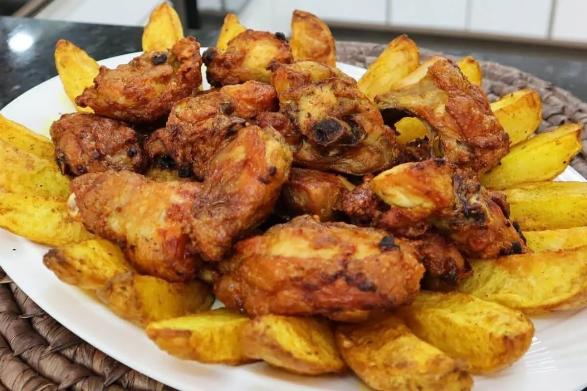 Frango com batata feito na panela para preparar um almoço fácil e cheio de sabor