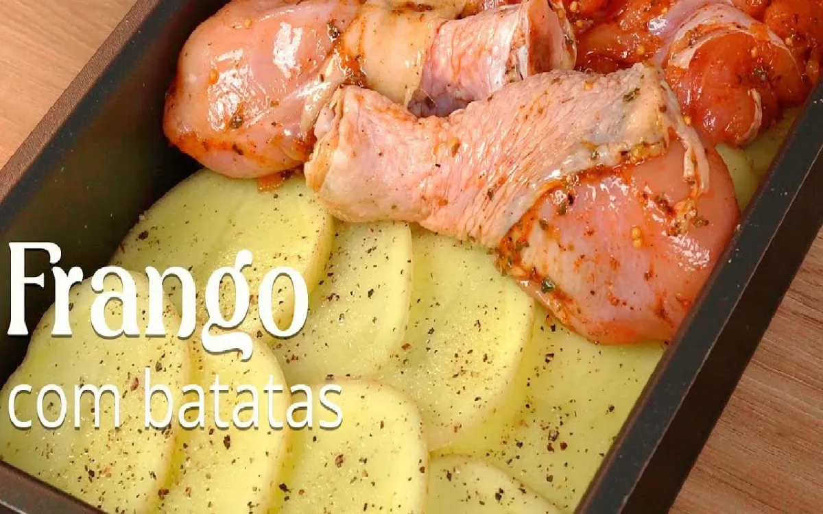 Frango com batatas no forno: veja como deixar crocante por fora e suculento por dentro