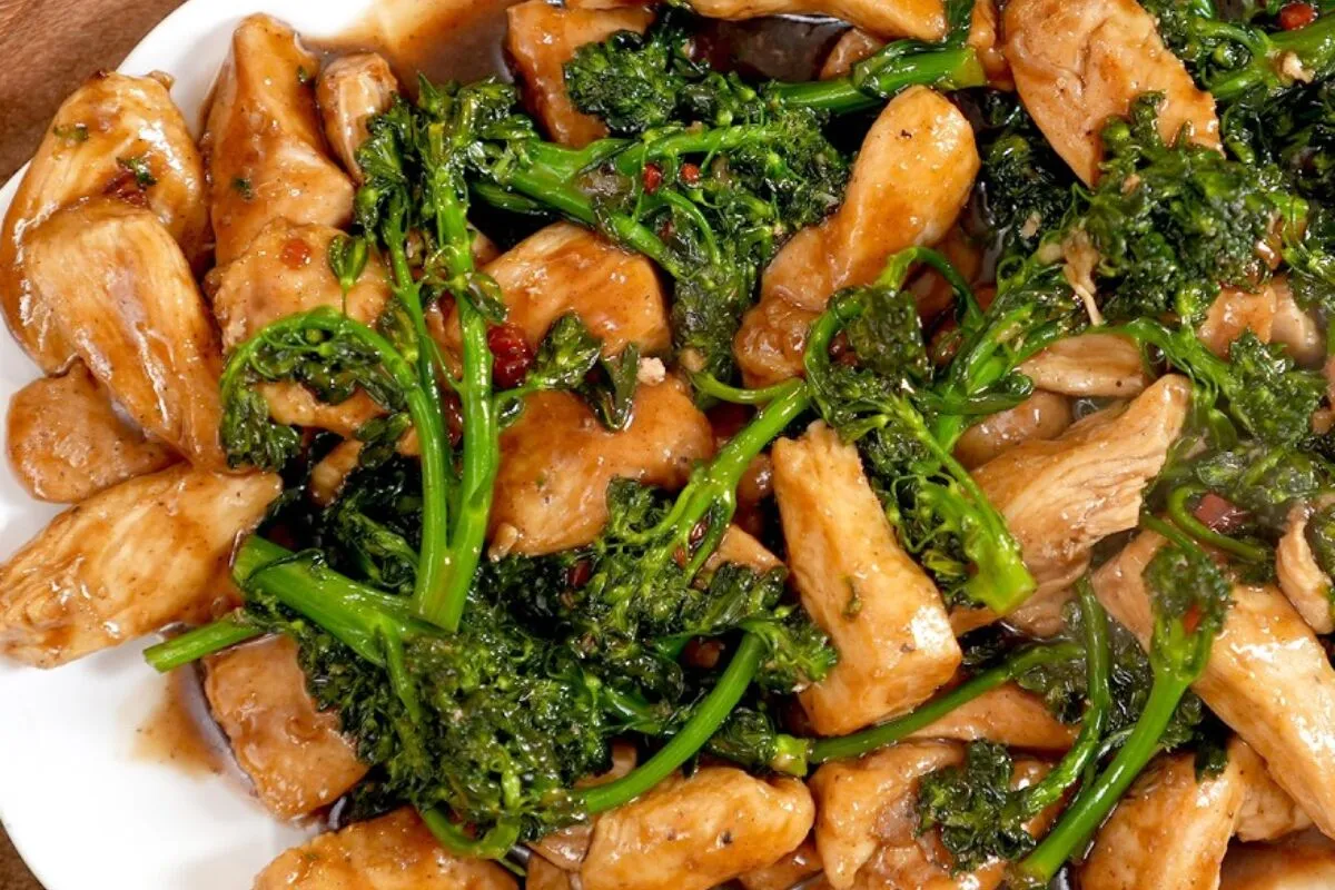 Frango com brócolis ao molho shoyu, receita simples com sabor oriental irresistível