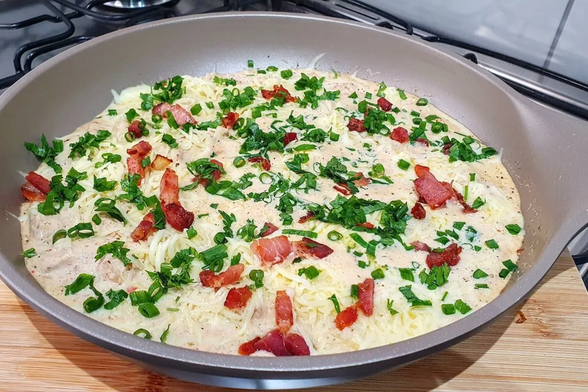 Frango com creme de bacon muito saboroso e prático para variar o cardápio do dia a dia