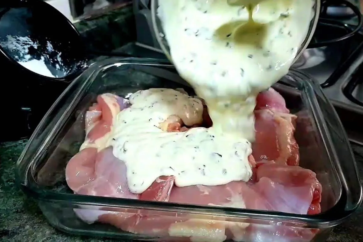 Frango com creme de cebola caseiro prático e irresistivelmente saboroso para o almoço de domingo