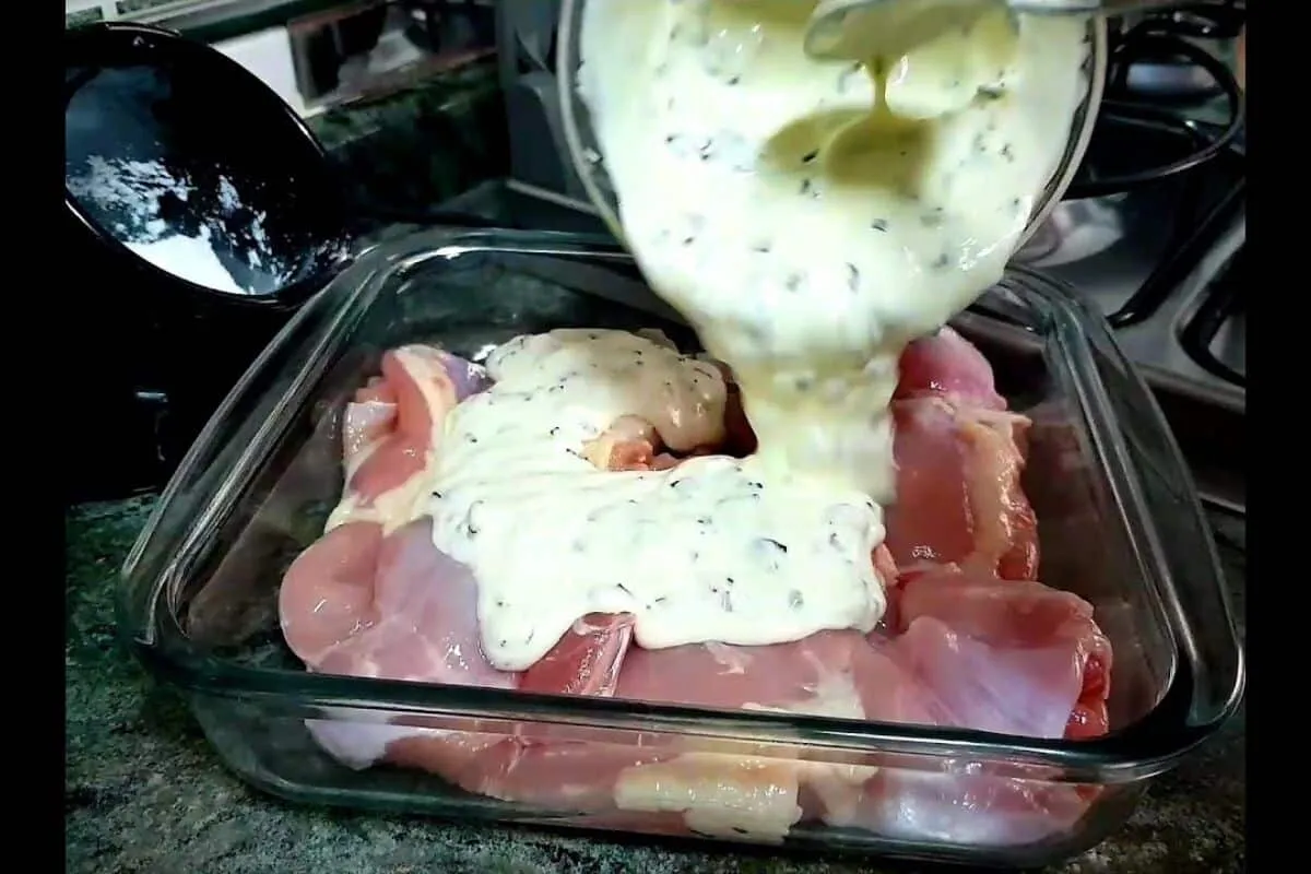 Frango com creme de cebola de forno super cremoso e fácil de fazer