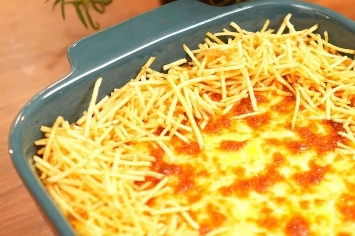 Frango com creme de milho gratinado que fica suculento e cheio de sabor
