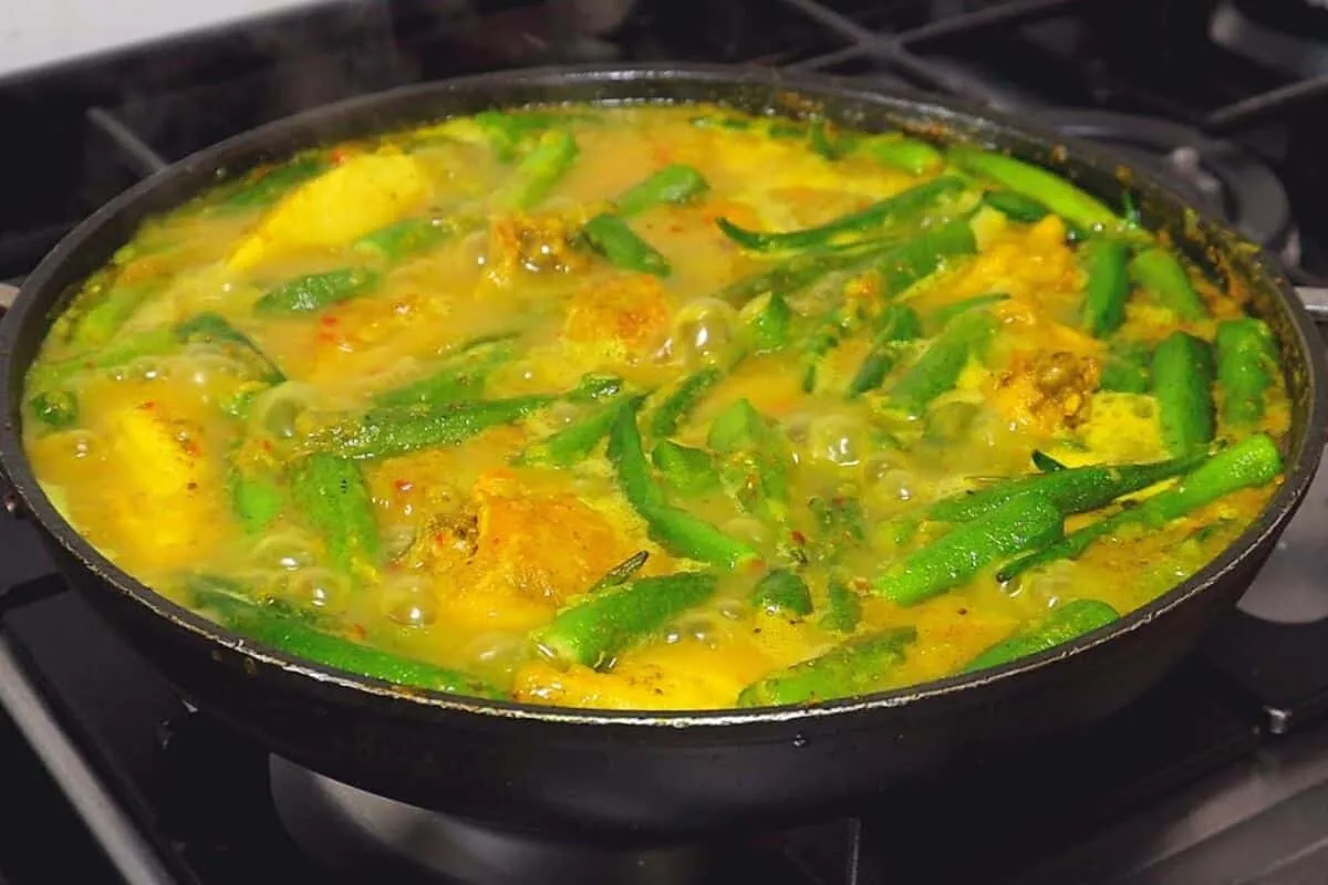 Frango com quiabo: o segredo para preparar esse prato tradicional de um jeito que fica suculento