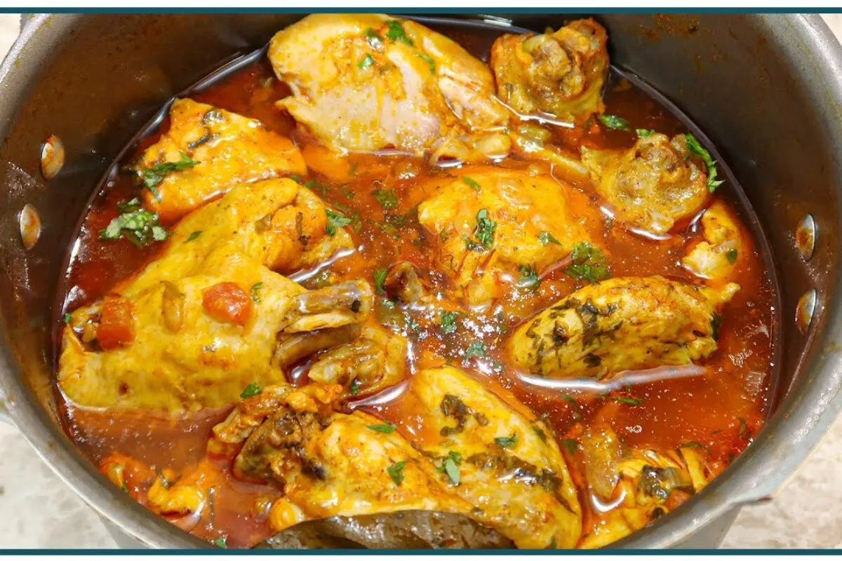 Frango cozido na panela suculento e com aquele caldinho saboroso que todo mundo adora
