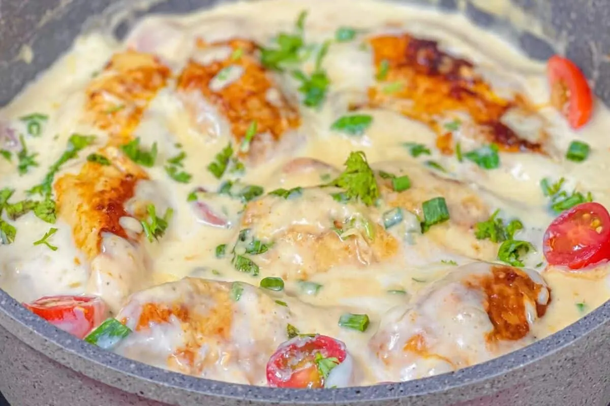 Frango cremoso: fica pronto em 20 minutos e dá para fazer tudo numa panela só