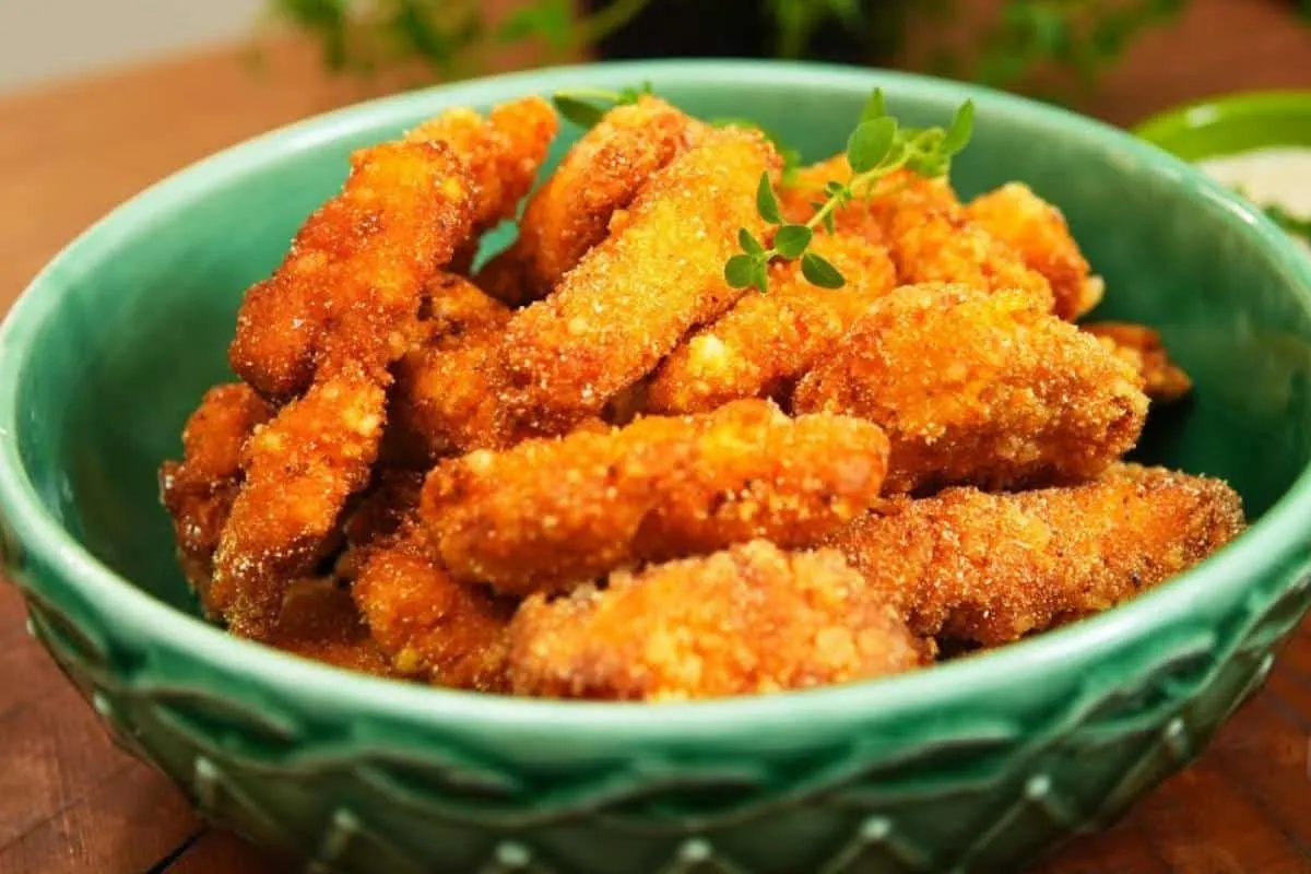 Frango empanado na tapioca e com fubá: mais crocante que esse impossível