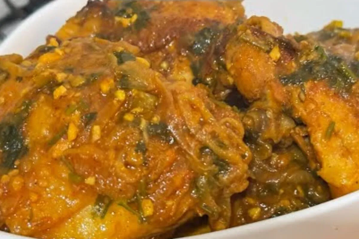 Frango ensopado com cebola caramelizada: molho suculento e carne que desmancha