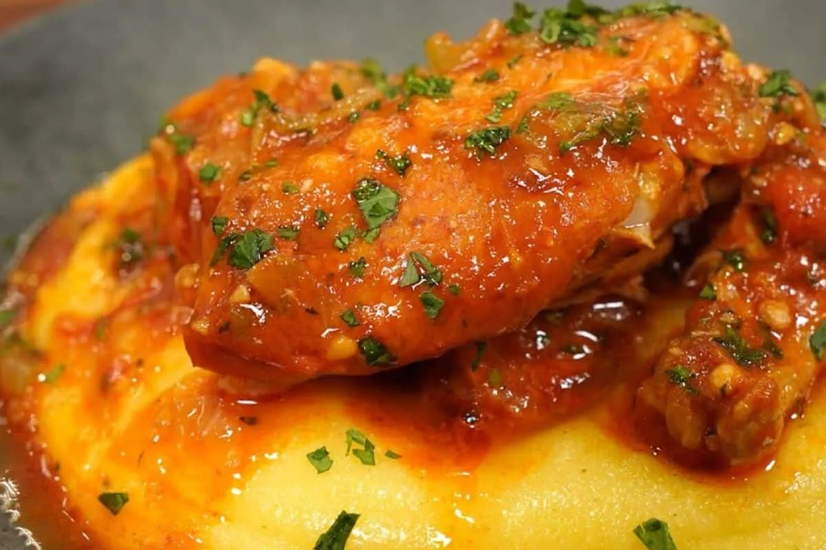 Frango ensopado com molho: aquele almoço muito saboroso com gosto de casa de vó
