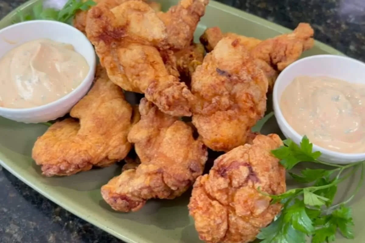 Frango frito com molho rosê, suculento e crocante, uma explosão de sabor
