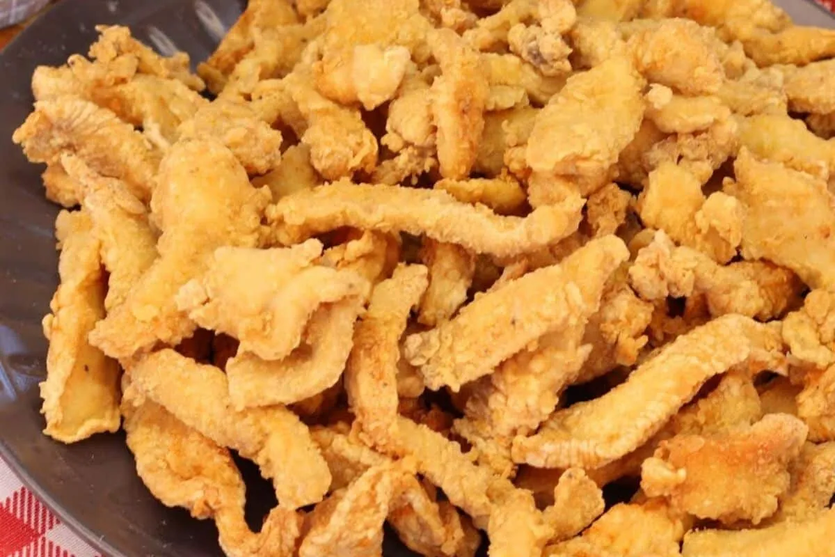 Frango frito crocante delicioso: iscas de frango fáceis de fazer e super sequinhas