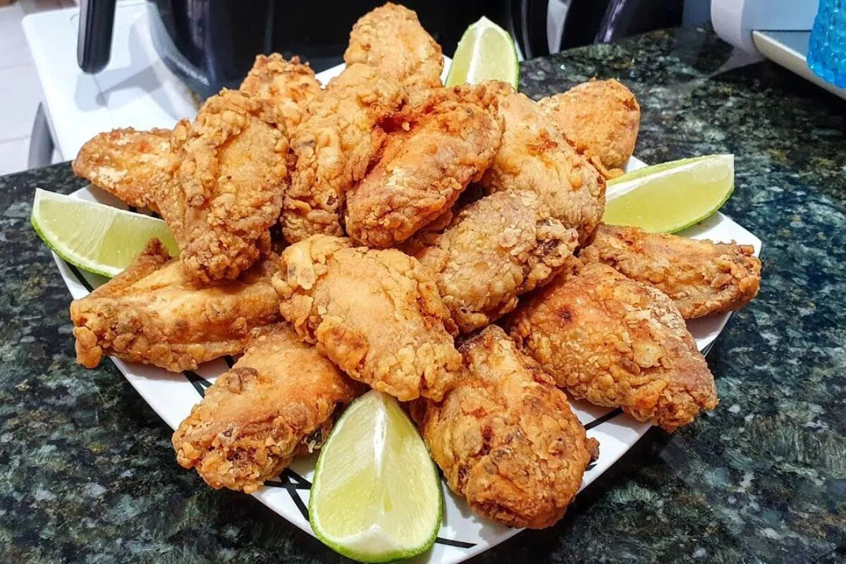 Frango frito crocante do jeito certo que sequinho por fora e suculento por dentro