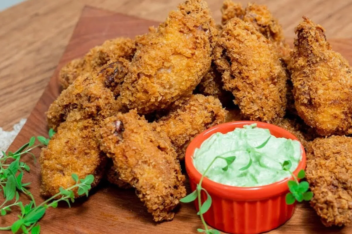 Frango frito crocante e sequinho: veja qual é o segredo para preparar esse petisco tão amado
