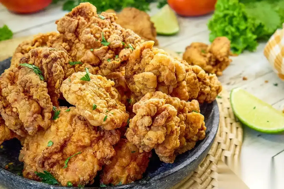 Frango frito crocante empanado que fica sequinho por fora e suculento por dentro