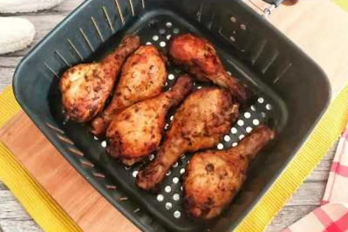 Frango frito na airfryer, que fica com a carne muito suculenta e aquela casquinha crocante