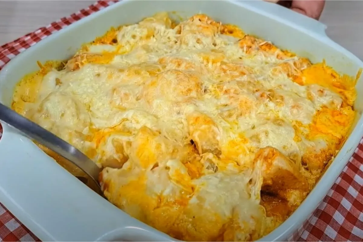 Frango gratinado com batatas e molho branco para um almoço completo em família
