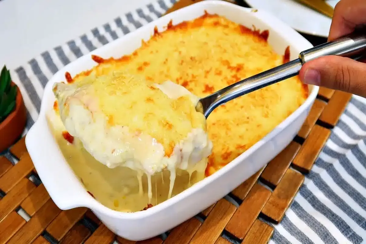Frango gratinado com molho branco: seu almoço de domingo merece essa delícia