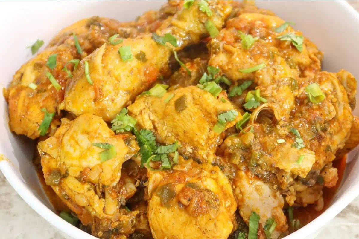 Frango guisado que eu comia na casa da minha avó aos finais de semana