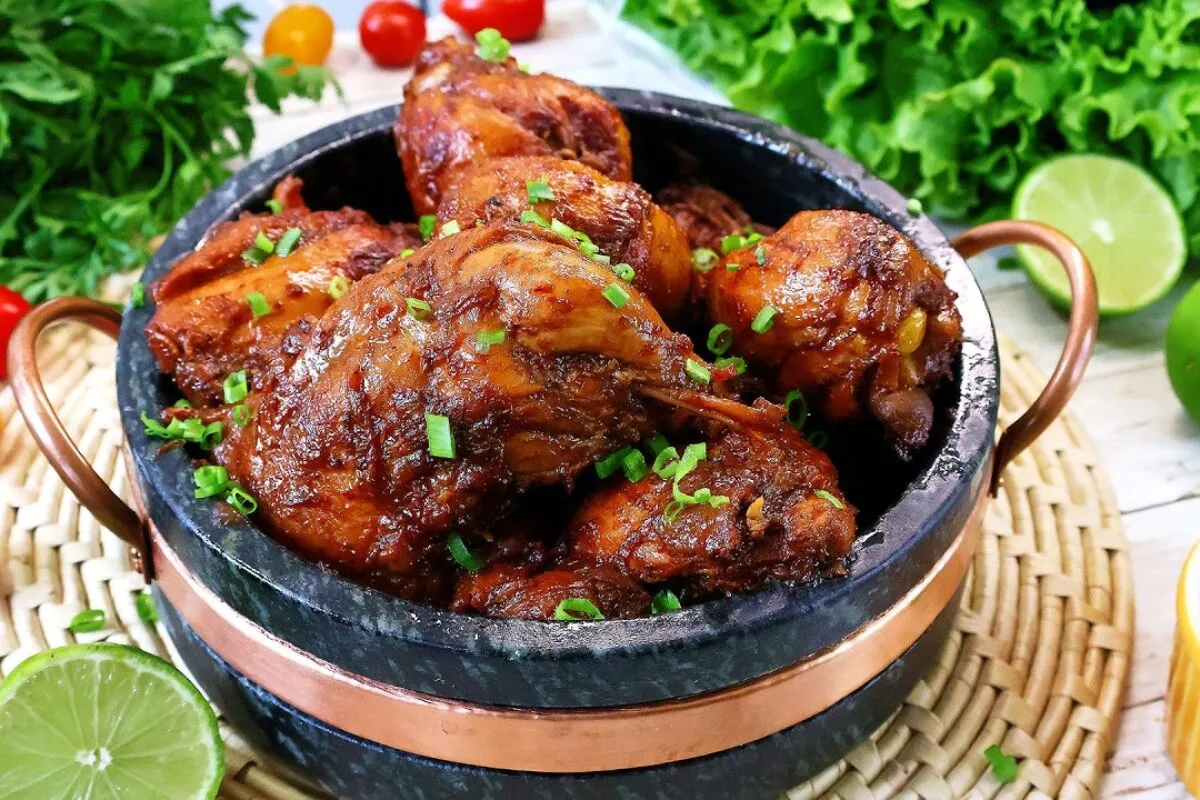 Frango mineiro com cebola queimada: aprenda como fazer essa receita famosa e suculenta