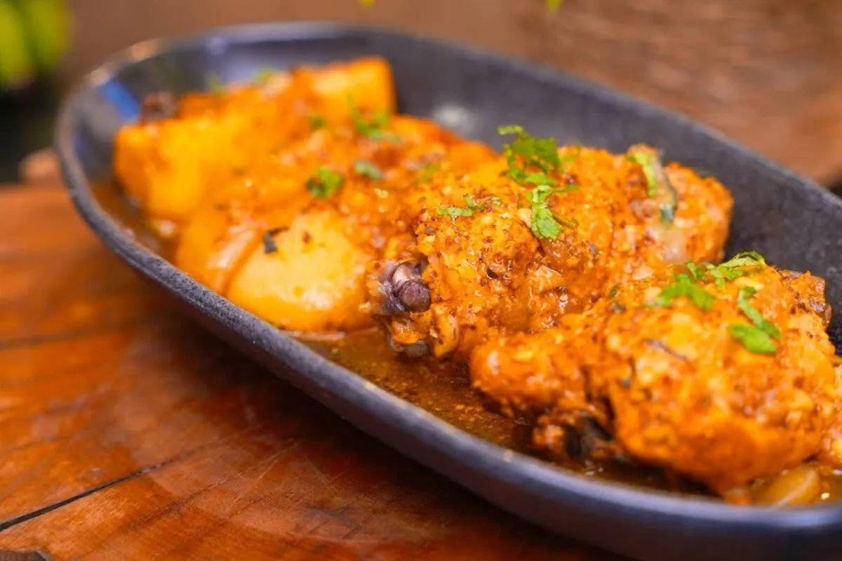 Frango na panela de pressão sem água, bem temperado e tão macio que desmancha no prato