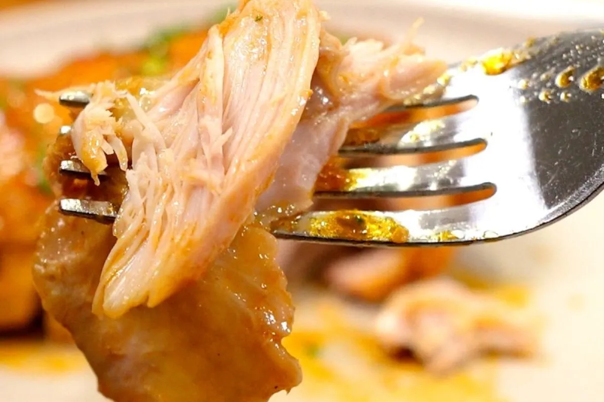 Frango na panela de pressão sem água: suculento e delicioso, fica perfeito para o almoço de domingo