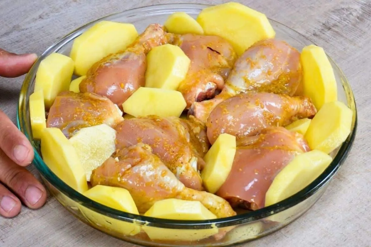 Frango no forno suculento e douradinho, para arrasar no almoço e receber muitos elogios