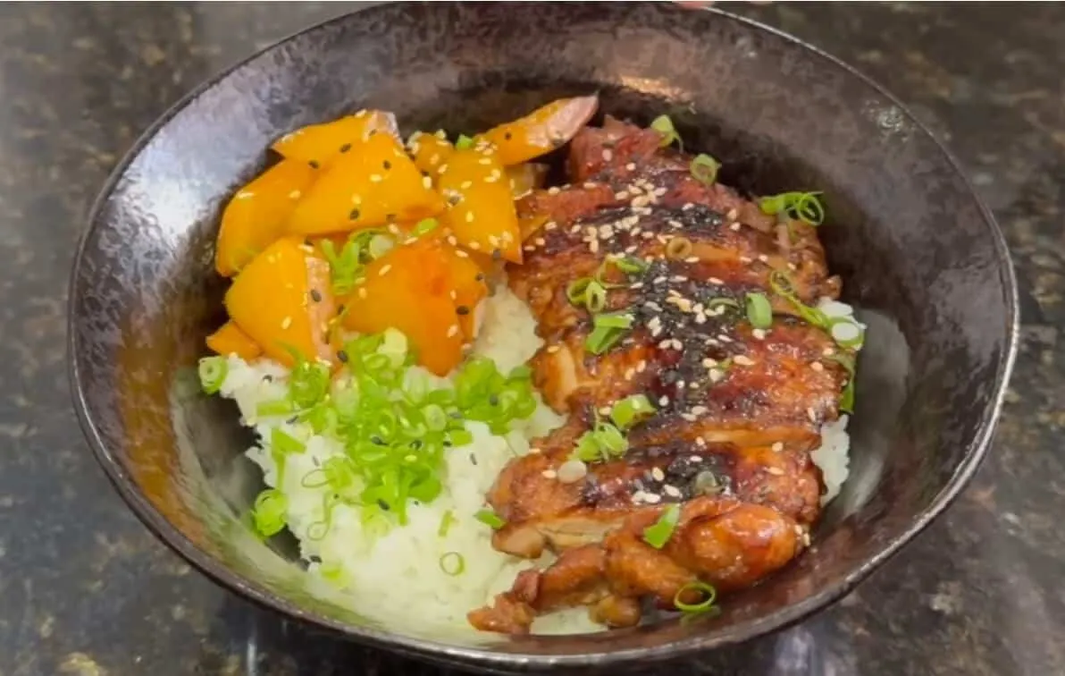 Frango Teriyaki: sobrecoxa desossada com molho japonês agridoce que fica muito suculento