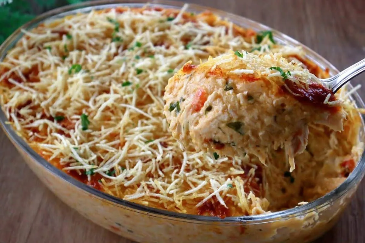 Fricassê cremoso de frango: veja qual o jeito mais fácil de preparar esse prato clássico e delicioso