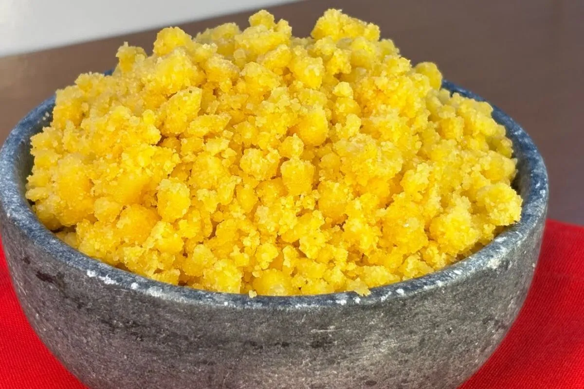 Fubá suado mineiro, que é um cuscuz tradicional, saboroso e fácil, para o seu café da manhã ser especial