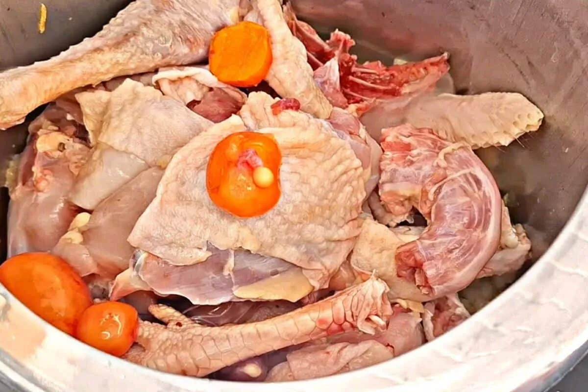 Galinha caipira: a receita suculenta e deliciosa que você só vai querer fazer assim agora em casa