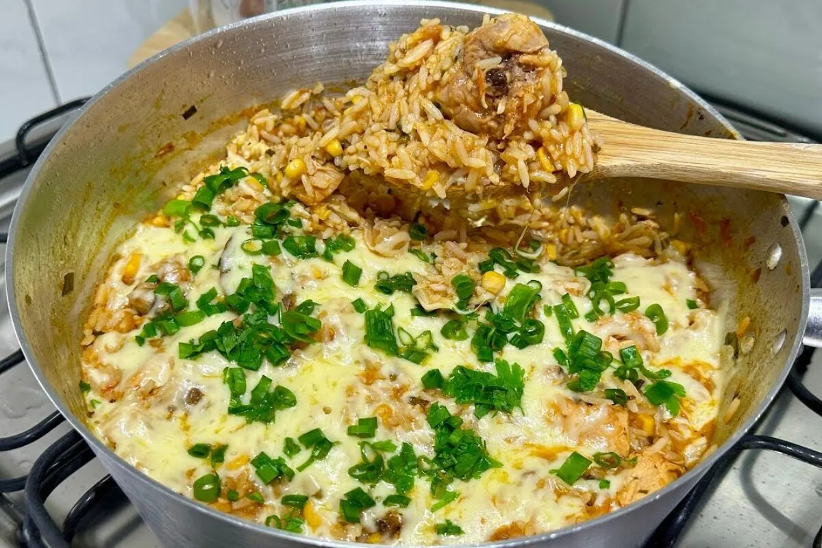 Galinhada completa feita em poucos passos que fica saborosa e ideal para o almoço em família