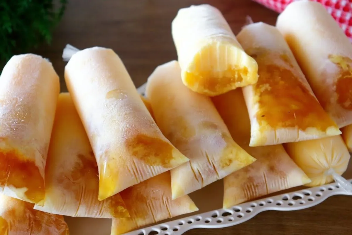 Geladinho de abacaxi com coco bem cremoso, gelado e irresistível para o calor que está chegando