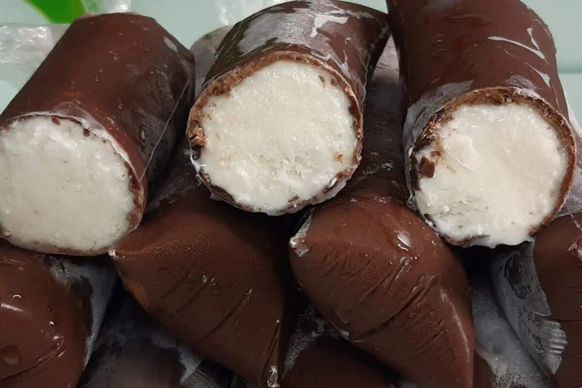 Geladinho gourmet de coco na casquinha de chocolate, para toda a família se refrescar
