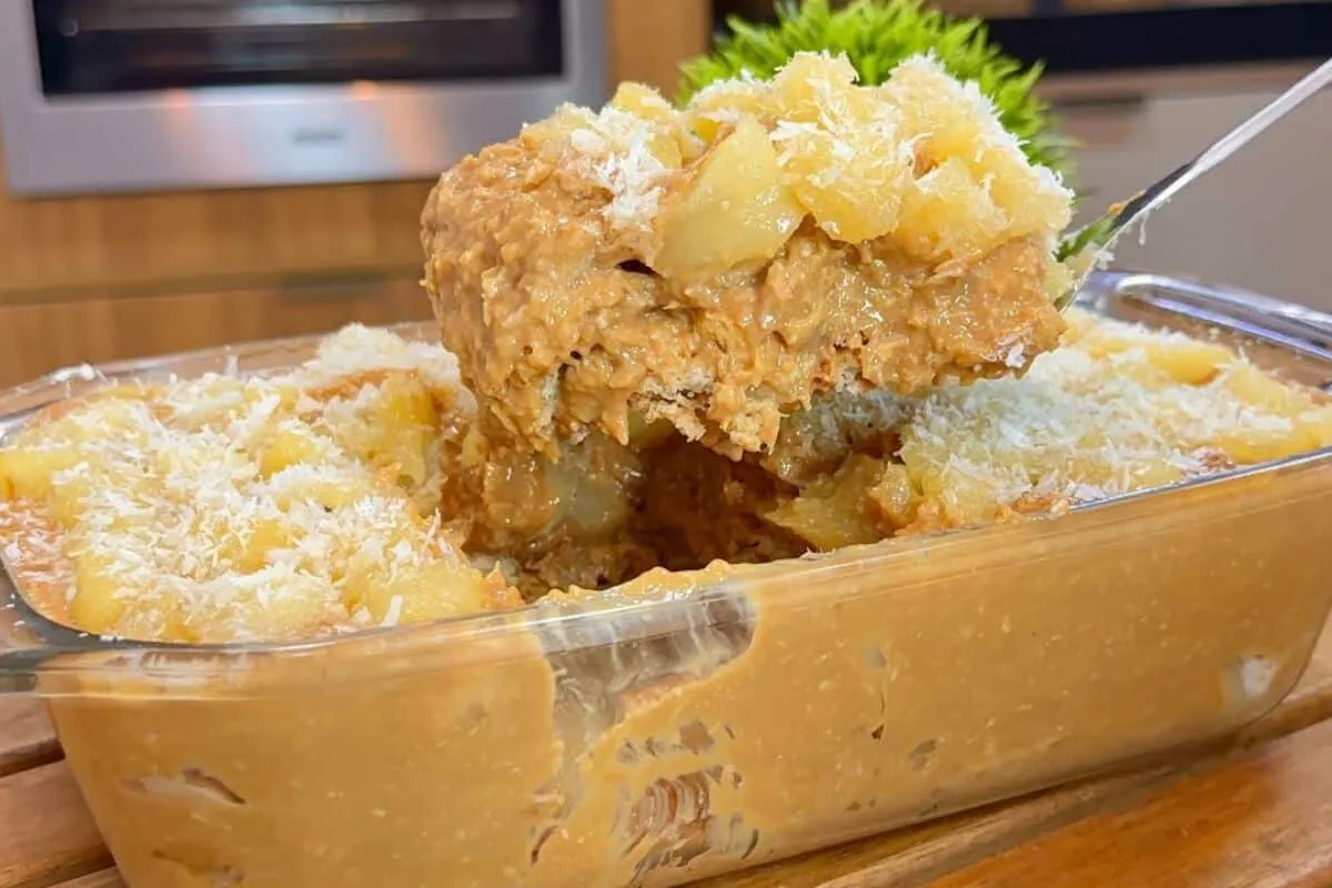 Gelado cremoso de abacaxi, uma sobremesa de travessa refrescante, fácil de preparar e deliciosa