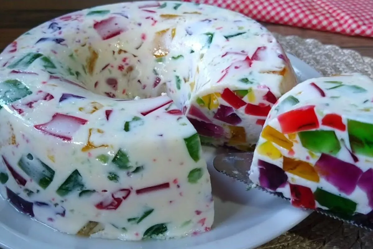 Gelatina colorida com creme especial, uma sobremesa linda que as crianças adoram