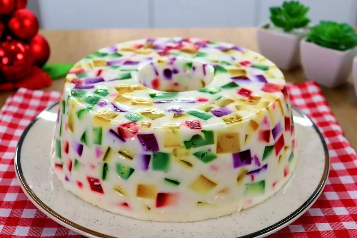 Gelatina colorida enformada tipo mosaico, que é uma sobremesa muito econômica e linda