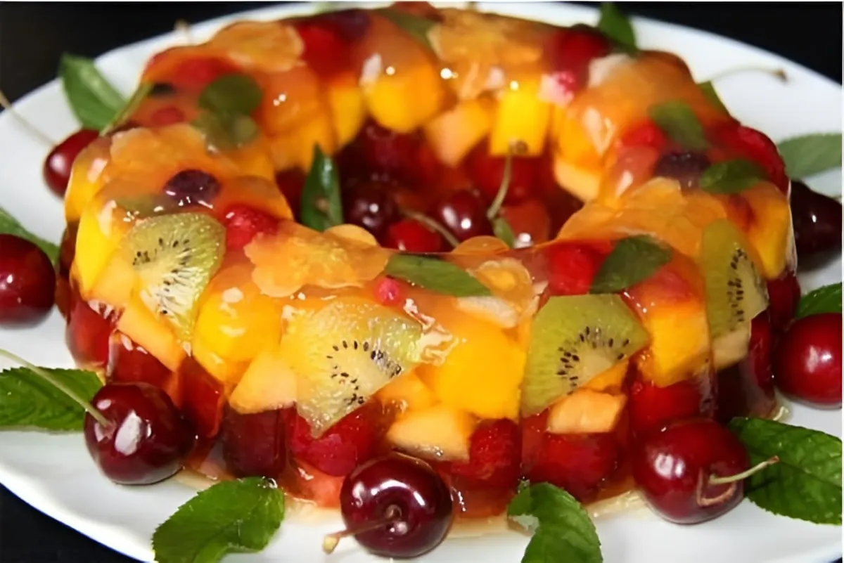Gelatina com frutas refrescante e saudável use frutas da estação para essa sobremesa incrível