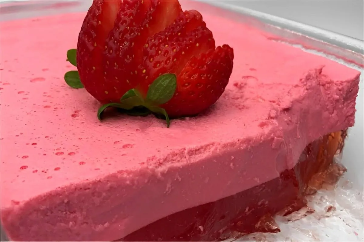 Gelatina cremosa de natal com cremte de leite fica uma delícia e todo mundo adora