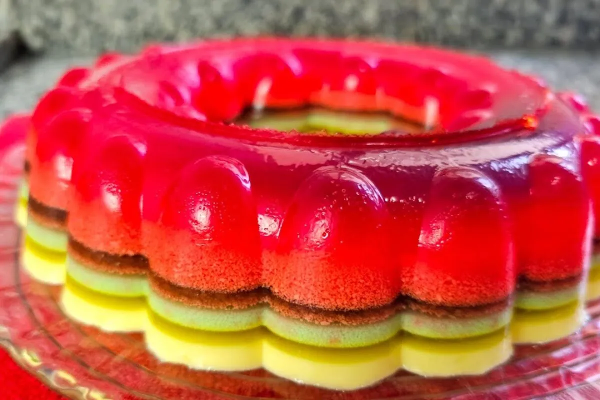 Gelatina de três sabores, uma sobremesa em camadas, linda e colorida, que é fácil de preparar e será um sucesso