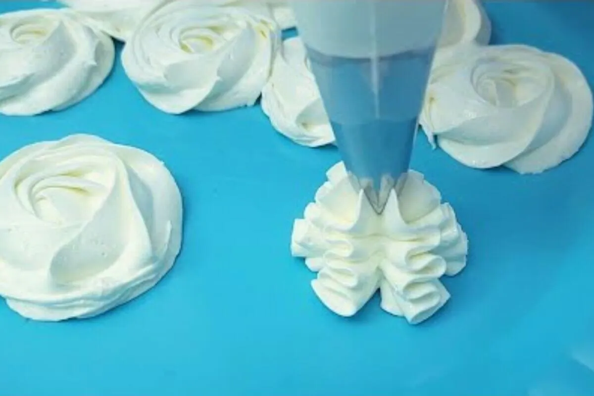 Glacê de leite ninho com apenas 4 ingredientes com consistência firme e cremosa