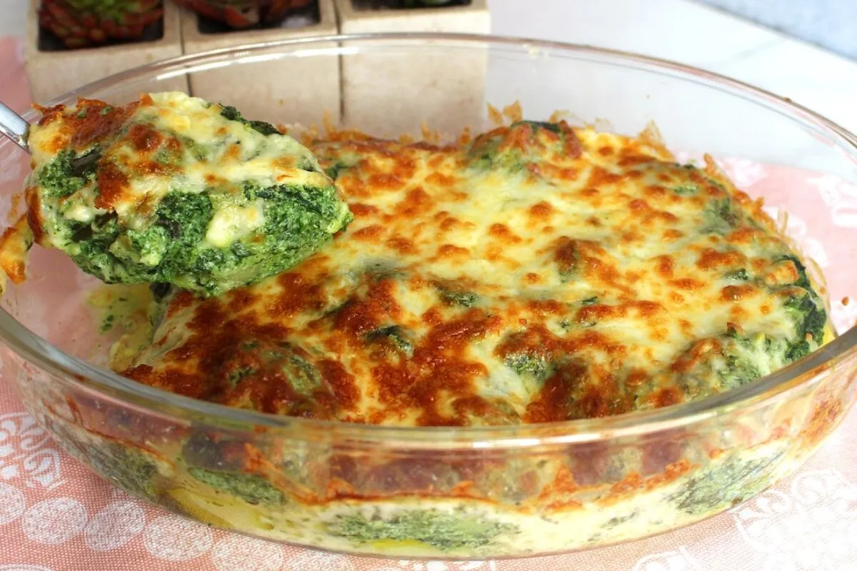 Gratinado de batata: opção cremosa com espinafre que vai transformar o seu almoço de domingo em família