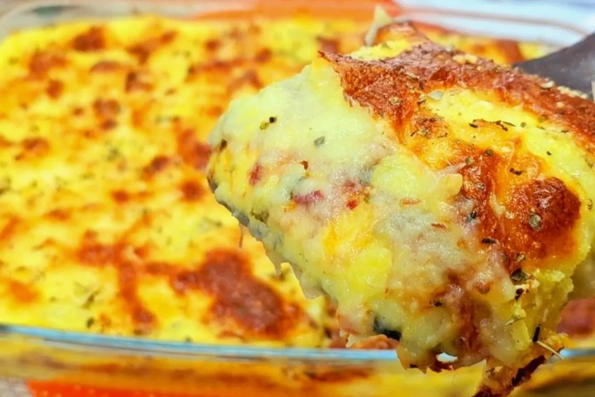 Gratinado de batatas com carne seca no forno delicioso e fácil de preparar para o seu domingo