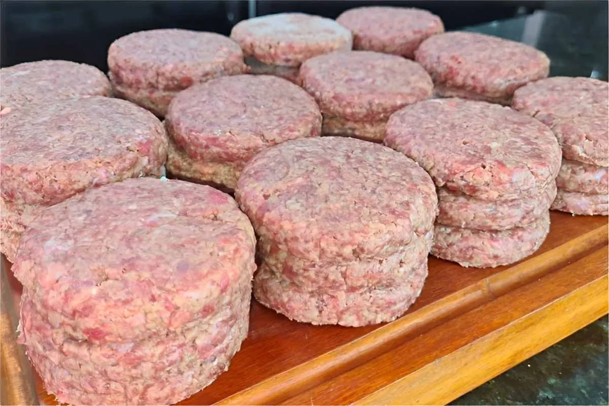 Hambúrguer artesanal caseiro suculento e delicioso feito com apenas 3 ingredientes