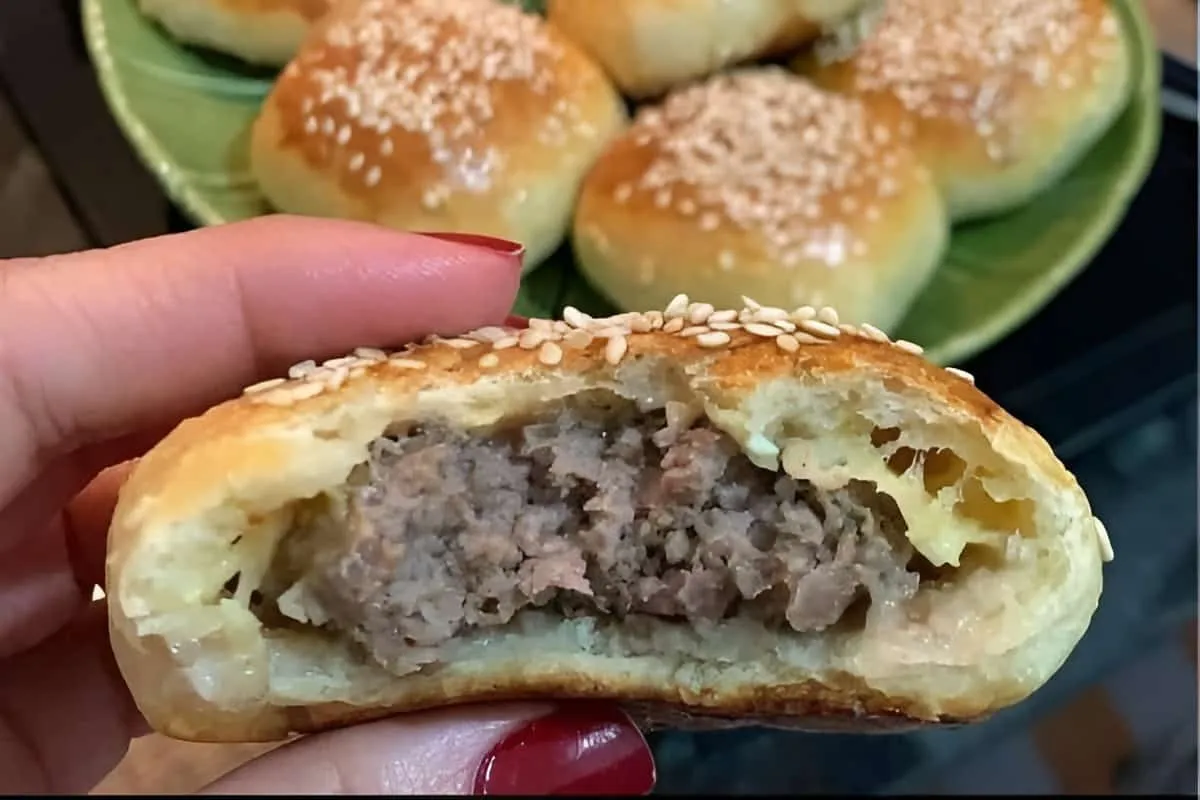 Hambúrguer assado feito com hambúrguer caseiro muito fácil e perfeito para o lanche